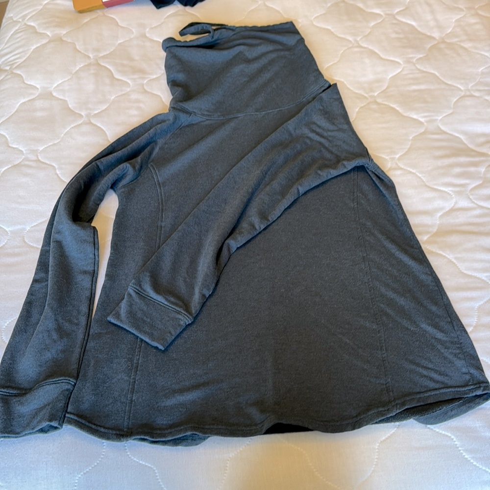Women’s 32 Degrees navy funnel neck tunic, size small